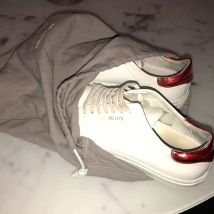  - Axel Arigato sneakers i modellen Clean 90. Mycket bra skick, använda vid några tillfällen. Dustbag medföljer + kartong om man vill. Nypris 1500:-
