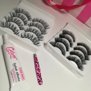  - Paket erbjudande! 🌟 Detta ingår: -4 par whispies fransar -4 par dramatiska fransar -Ögonfranslim (Ej testat på djur) -En pincett ⚫FRAKT INGÅR⚫