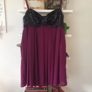  - Snygg festklänning med paljettdetalj i form av en rosett över bröstet 🎀 Inköpt på Nelly. Står ej för frakt