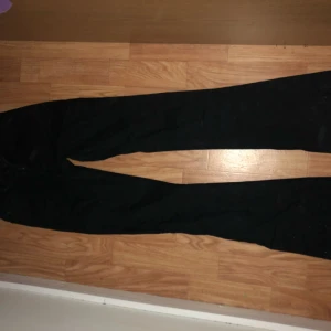  - Svarta bootcut jeans från Gina, dragkedjan e sönder men de går att fixa!! 
