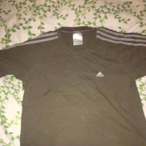  - Oversized adidas tröja. Köpt på myrorna och den är klippt. 