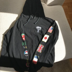  - Stussy hoodie med detaljer på ärmarna