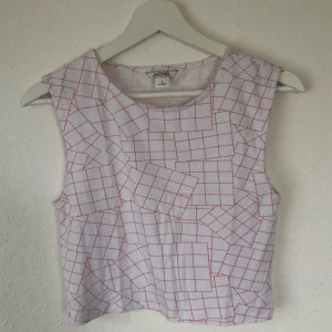  - Vit med rött mönster. Jätteskön!! Köparen står för frakt (30kr)