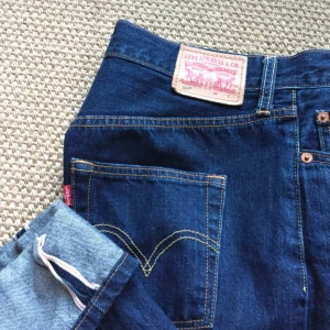  - Superfin mörkt jeansblå Levi’s byxor medelhög midja, straight leg. Sitter supersnyggt och är supersköna och knappt använda! Möts upp i Stockholm eller frakt :)