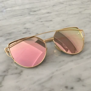  - Helt oanvända solglasögon. 