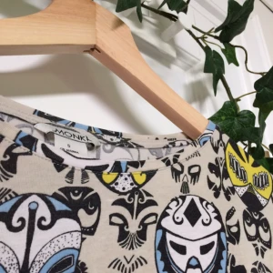  - Säljer denna fina & speciella topp ifrån Monki💞Använd några ggr men i gott skick, passar jättebra till ett par högmidjade byxor.Priset är exkl. frakt. Om det är något mer ni undrar över kolla gärna in min profil eller skicka en fråga🌱🌸