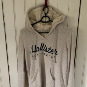  - Hollister Hoddie i fint skick Köpt på Hollister för ca 600kr