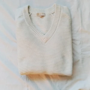  - Michael Kors stickad tröja. Storlek XL, jag är M/L och har använt den som en oversize tröja.