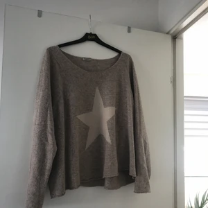  - En beige stickad tröja från hunkydory med en vit stjärna på magen.  Köptes för några månader sen & bara provad!  Köptes för ca 500kr, köpare står för frakt!  (PS vet inte storlek, men gissar Medium) 