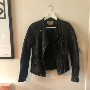  - Biker inspirerad faux leather jacka från zara.  Knappt använd Köparen betalar ev frakt.  
