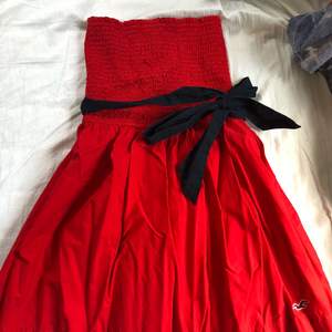 Superfin röd hollister klänning med skärp i midjan som går att ta av. Endast använd en gång så är i superskick. Står storlek L men skulle säga att den sitter mer som en M. Frakt tillkommer. 