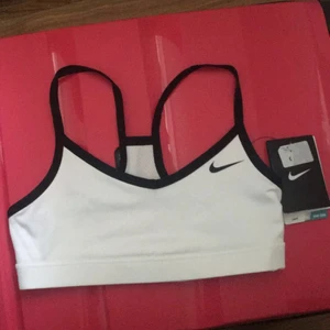  - Sport bh, var för liten och den är aldrig använd!!