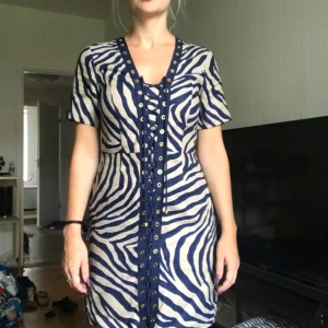  - Klänning ifrån Michael Kors i storlek XXS men passar en XS-S. Jag har även en till i storlek M. Något figursydd i linnetyg så inte speciellt stretchig. Öppnas med dragkedja på sidan. Nypris ca 2000kr. Jag betalar frakt och har swish. 