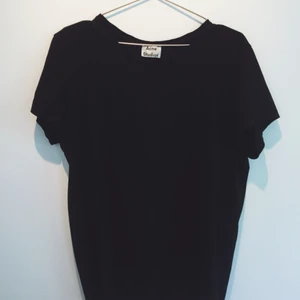  - Skön t-shirt från Acne Studios. Storlek L men kan användas från medium. Bra skick.