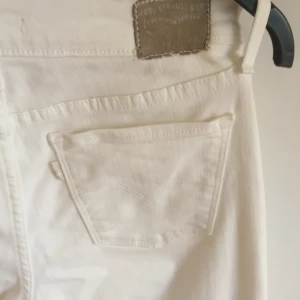  - Levis 710 Skinny 27/30 vita, fint skick, inga fläckar.