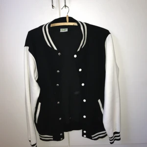  - Jacka i mjukt sweatshirt material köpt på marknad, använd fåtal gånger så som ny!  betalning sker via swish, frakt ingår i priset!