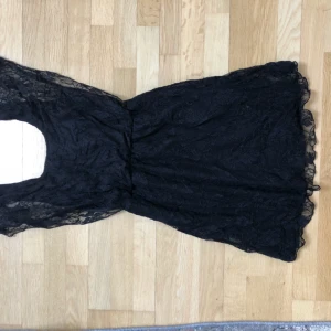  - Svart klänning i spets. Jättefin men använder inte tillräckligt tyvärr. Resår i midjan så man får en nice kropp från den 