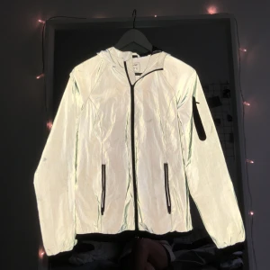  - ⚡️Skitcool windbreaker i reflex material⚡️använd endast ett par fåtal gånger och är i bra skick! Kan även användas som regnjacka. Kan mötas upp eller frakta (då står köparen för frakten)
