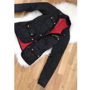  - Säljer nu min fina barbour jacka som tyvärr inte kommer till användning. Jackan är som ny och är endast använd 2-3 gånger! :) 