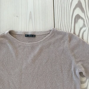  - Beige glittrig tröja med lite kortare armar! Så fin! 🌸