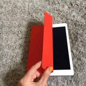 Skydd till iPad Air2, fint skick i stark röd färg! 