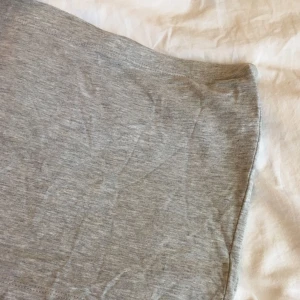  - !!BUDA!! Grå trikåkjol från Hm. Endast använd en gång.  Storlek: 146/152