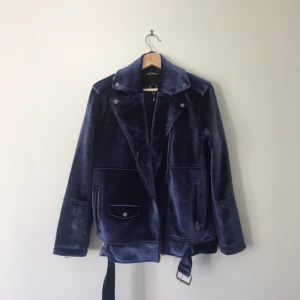  - Jacka i sammetstyg, bara använd 2 gånger. Storleken är small men den är oversize.