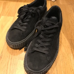  - Fenty x Puma creeper i svart . Har använts fler gånger men är i gott skick
