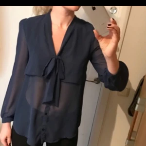  - Snygg knytblus från Topshop🔷🤗. Knappt använd men tvättlappen är bortklippt. Upphämtning i Bergshamra eller skickas mot frakt.