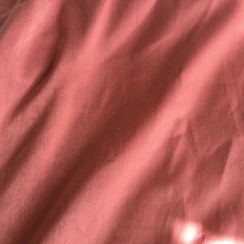 Jättefin laxrosa slip-dress köpt från H&M. Den har bara legat och väntat på att bli använd men tyvärr har det aldrig skett mer än enstaka gånger. Det är lite nopprig, annars väldigt bra skick. OBS- den är tajt och lite liten i storleken, passar 34-38. . Klänningar.