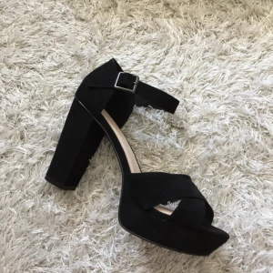  - Supersnygga bal eller studentklackar! 💫 Endast använda en gång under några timmars tid - de är i superfint skick! 💓 Nypris 699kr. Frakt tillkommer på 58kr. 💌