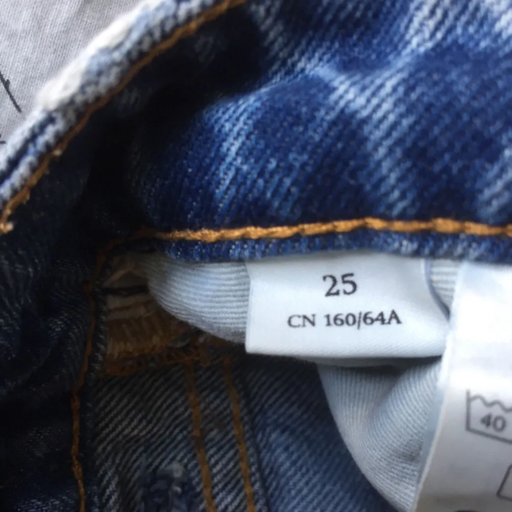 Snygga 80-tals jeans från Monki med revärer på sidorna! Passar den som är ca 160cm, storlek 25. Kan mötas upp i Lund, köpare betalar frakt. Säljer pga är tyvärr försmå.. Jeans & Byxor.
