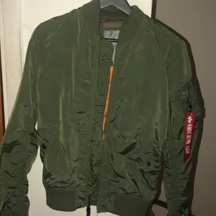 bomberjackor till salu, Alpha industries jackorna för 400 st, grön bomberjacka med text på ryggen 70 kr. Jackor.