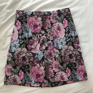  - Otroligt vacker kjol, använd ett fåtal gånger. Möts upp i sthlm eller fraktar (köparen står för frakten). Pris kan förhandlas!