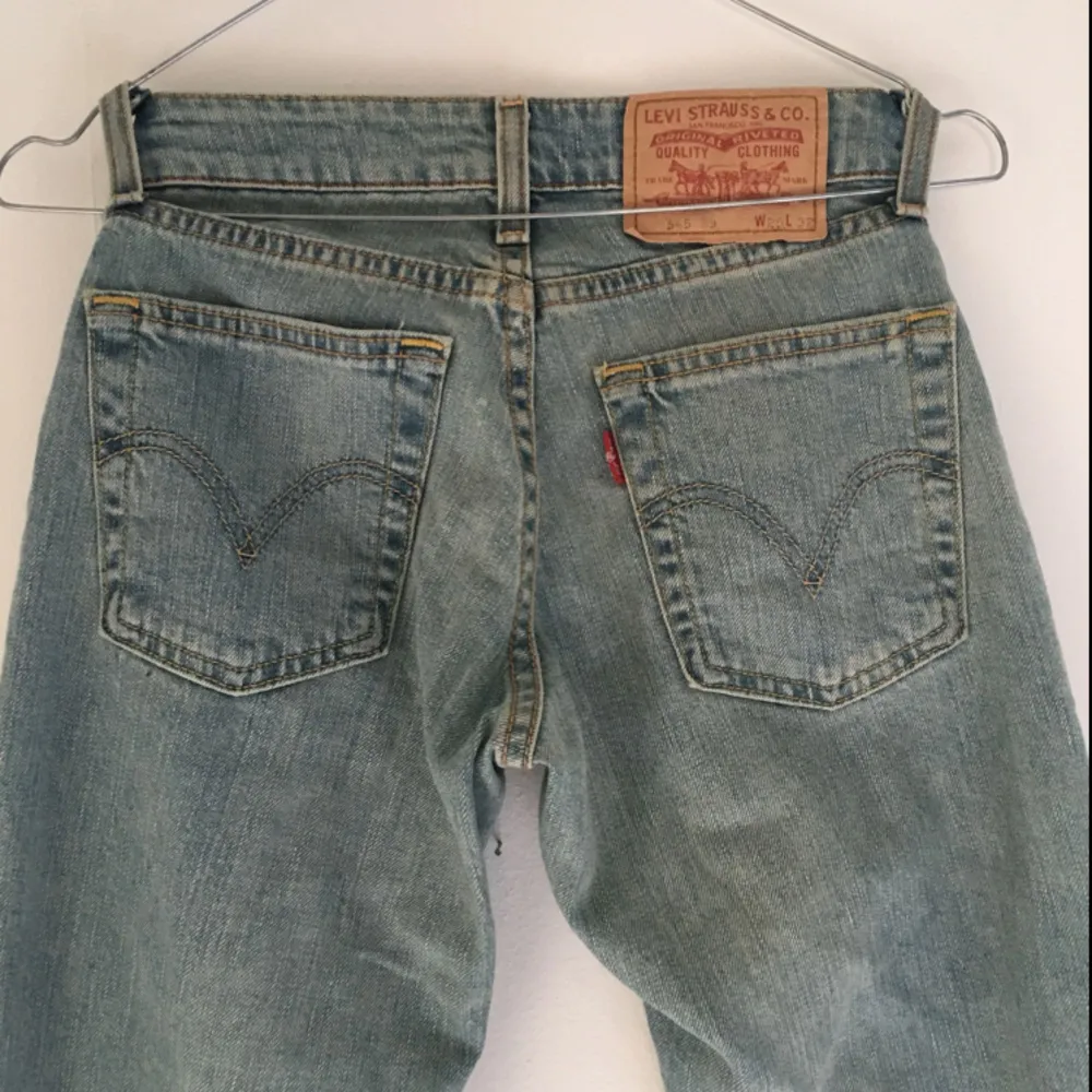 Levis jeans köpta här på Plick. Obs små i storleken!  Köparen står för frakt annars möts jag upp i Helsingborg . Jeans & Byxor.
