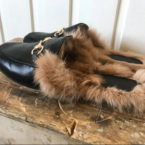  - Loafers i svart och guld. Aldrig använda pga för små för mig. Jag har storlek 39 och dessa ska vara i 40 men jag skulle säga att de passad 38.