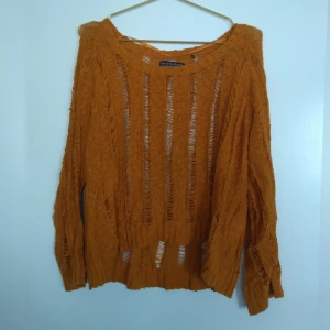  - Bärnstensgul tröja från Saints and Mortals / Sinners Saints, köpt på Carlings. Skick: Sparsamt använd. Gratis frakt!