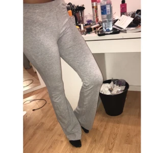  - Bootcut leggings i storlek L helt ny med prislapp på säljs för 50kr 