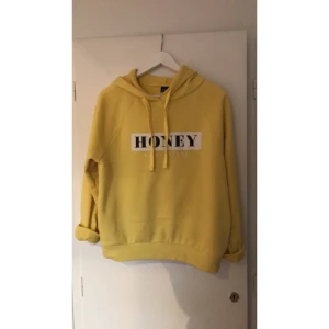 - Gul hoodie, ny