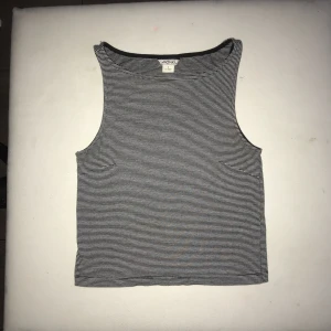  - Ett kort linne från Monki i bra skick, passar en S-M!