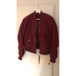 - Röd bomberjacka, storlek 40 dock har jag 38 i vanliga fall. Sitter jättebra på mig. Använd 1 gång, tycker inte färgen passar på mig annars jättefin! 