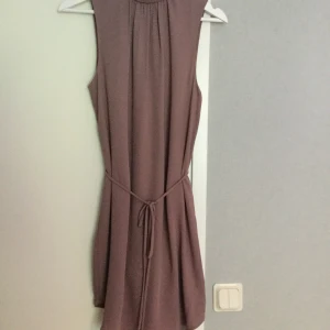  - Klänning HM stl.36. Ljunglila. Helt ny! Oanvänd!