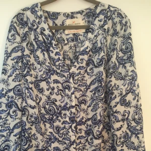  - Mönstrad blus, blå paisleymönster