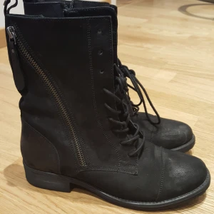  - Bekväma kängor i nubuckstil  Storlek 38 Använda 1 gång och är därför i mycket bra skick! 