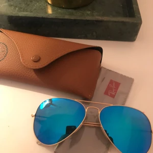  - Selger mine ubrukte ray ban pilotbriller. Dem er aldri brukt og dem er Selvfølgleig ekte. Ganske sikker på at dem er i den største strl. Nypris var på 1 749,-