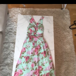  - Superfin sommarklänning passar till fest och andra tillställningar som midsommar, bröllop mm.🌸  Obs den är aldrig använd då den var förstor vid kuporna på mig (jag har 65A). Så hoppas den kmr till användning på nån annan :)