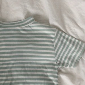  - Söt polo-tshirt men mintgröna ränder. 