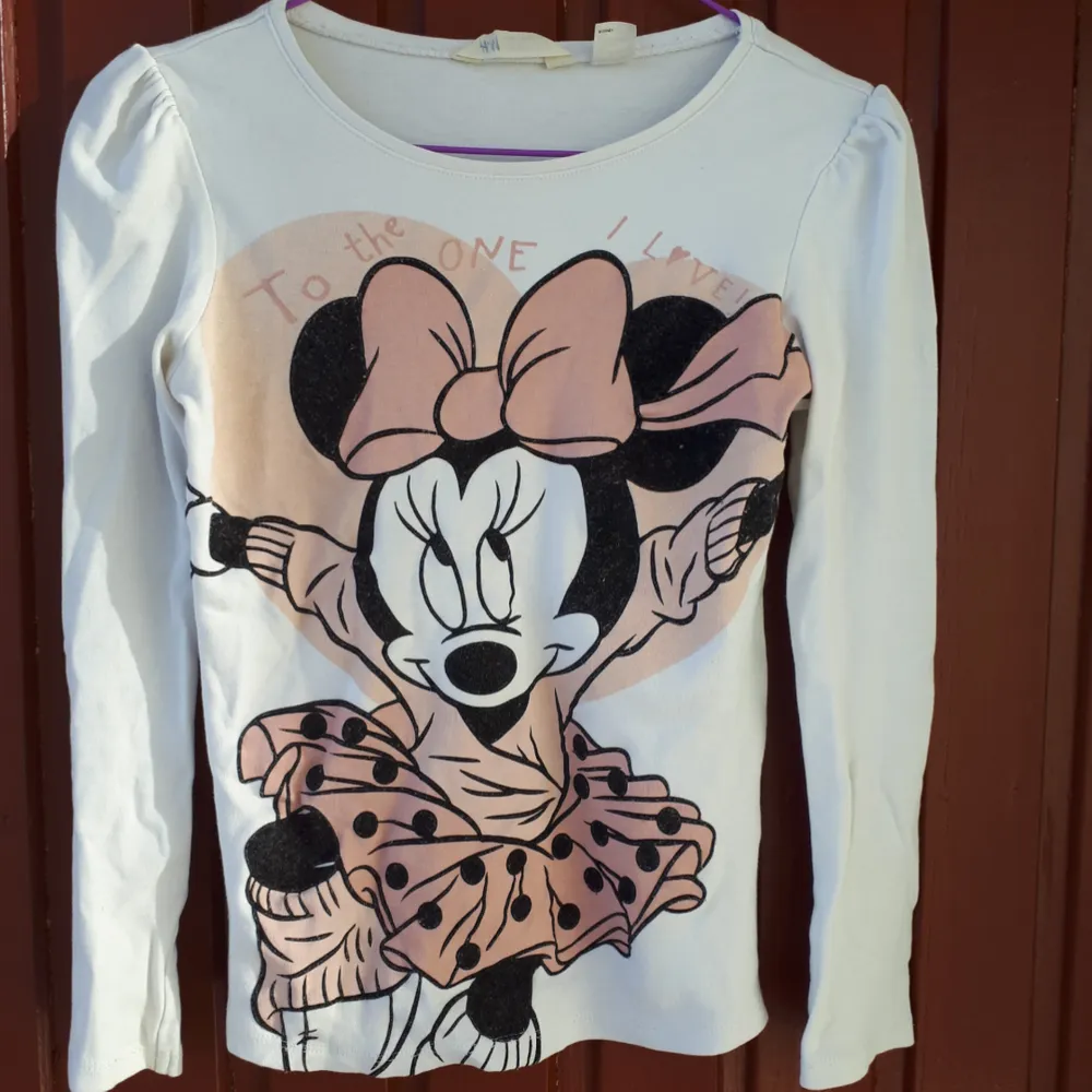 Långärmad tröja från Disney H&M med ett tryck på Mimmi Pigg. Det är för ljust på 2 av bilderna men på andra bilden ser man trycket tydligt.. Tröjor & Koftor.