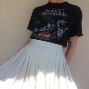  - Är du well traveled? Såååå fet Harley Davidson-tröja/t-shirt köpt second hand i Köpenhamn! Passar nästan alla storlekar men märkt som M. I fint men använt skick, så som den ser snyggast ut!  Sista bilden är trycket på ryggen.