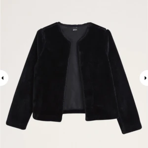  - Nyköpt jacka ifrån Gina tricot! Använd 2-3 gånger.   Köparen står för frakten. 